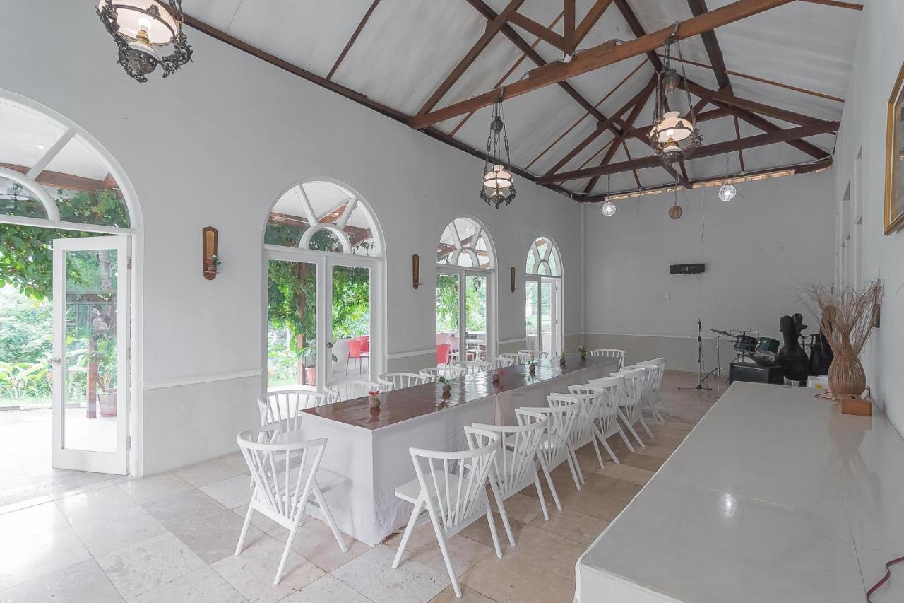 Reddoorz Resort Syariah Near D'Castello Ciater Subang Exterior photo